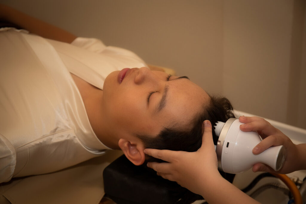 Các bước gội đầu đúng cách giúp tóc chắc khỏe và giảm gãy rụng 2 các bước gội đầu