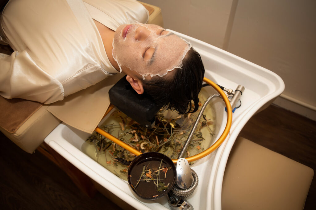 Spa gội đầu bồ kết có thực sự giúp giảm rụng tóc? 1 spa gội đầu bồ kết