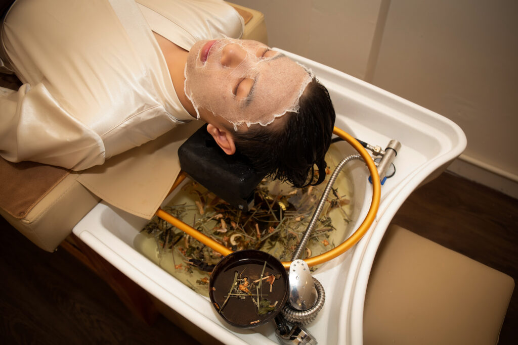 Dịch vụ gội đầu dưỡng sinh giúp thư giãn, giảm stress như thế nào? 1 FIM 9048 19 50